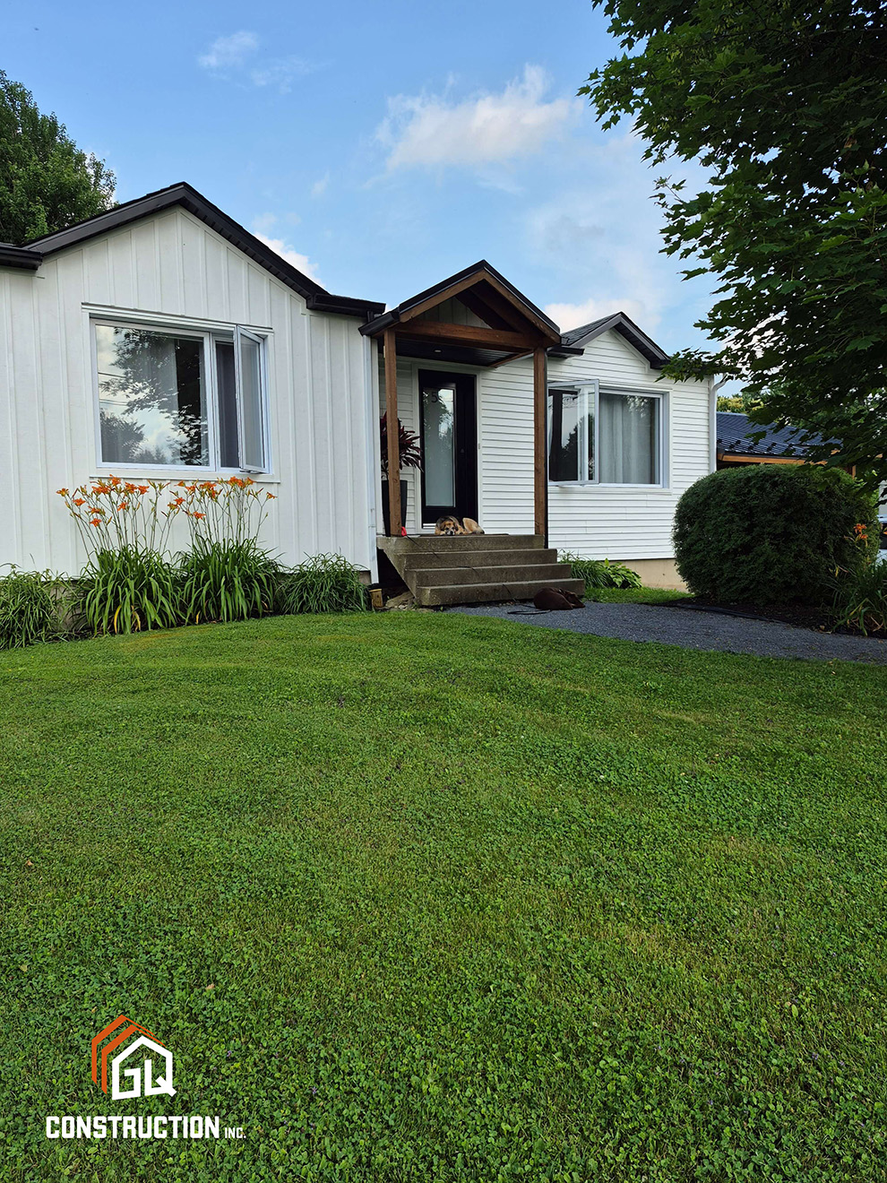 revetement extérieur d'une maison morderne avec un patio