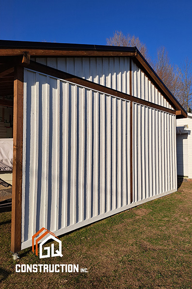 Garage extérieur pour voiture vue de côté en tôle
