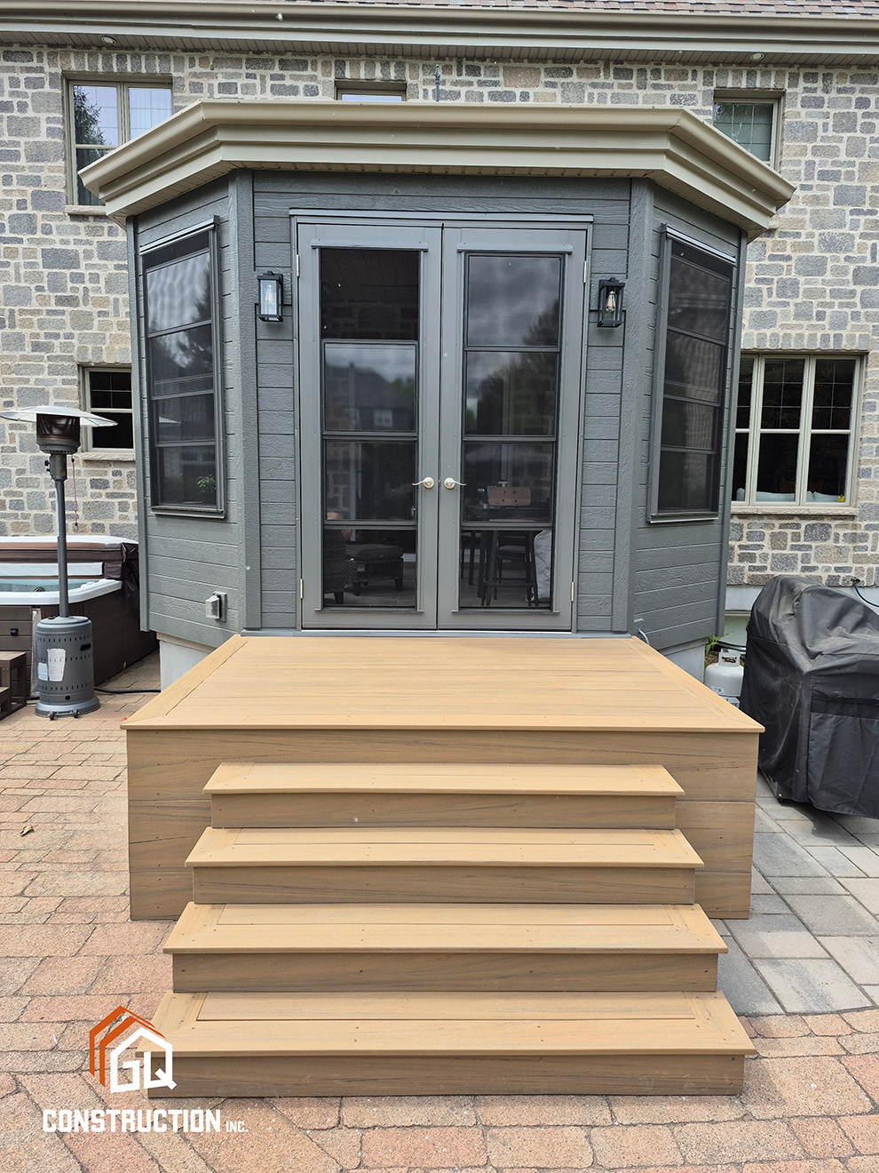 GQ construction. entrée de maison extérieur avec des escaliers en bois