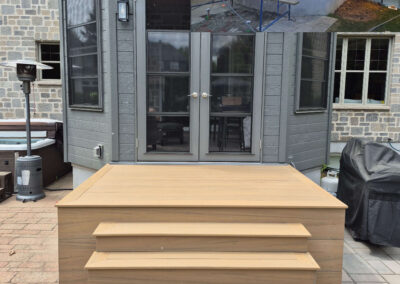 Escalier en bois d'une entrée de maison réalisé par QG construction inc.