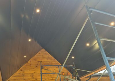 Revêtement extérieur d'un dessous de toiture qui recouvre une terrasse réalisé par GQ construction