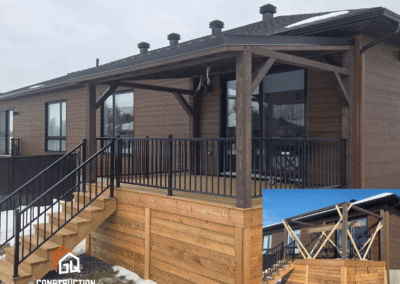 gazebo en pruche massive teint, toiture en tôle visée, plafond en soffite noir et rampes en aluminium noir